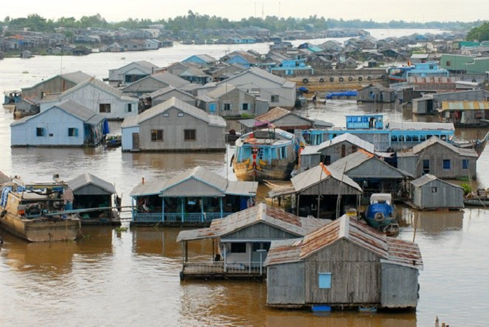 Nhà bè nổi trên sông phù hợp miền Tây sông nước, kết cấu linh hoạt, thích hợp cho sinh hoạt và nuôi thủy sản