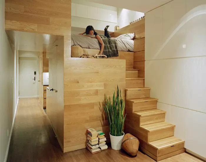 Mẫu thiết kế phòng ngủ có gác lửng đẹp với chậu cây cảnh được đặt dưới chân cầu thang