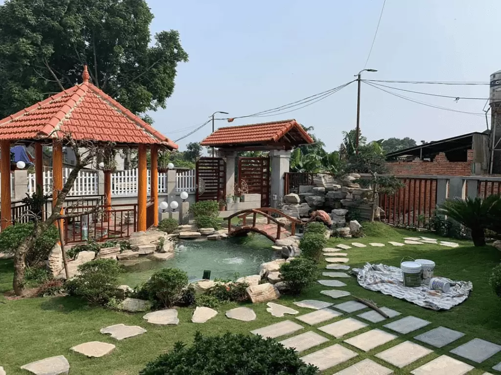 Mẫu nhà mái ngói có sân vườn đẹp ấn tượng với kiến trúc mái độc đáo